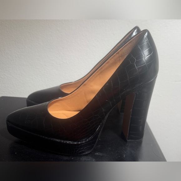 Elegant Black Platform Heels - Picture 3 of 4